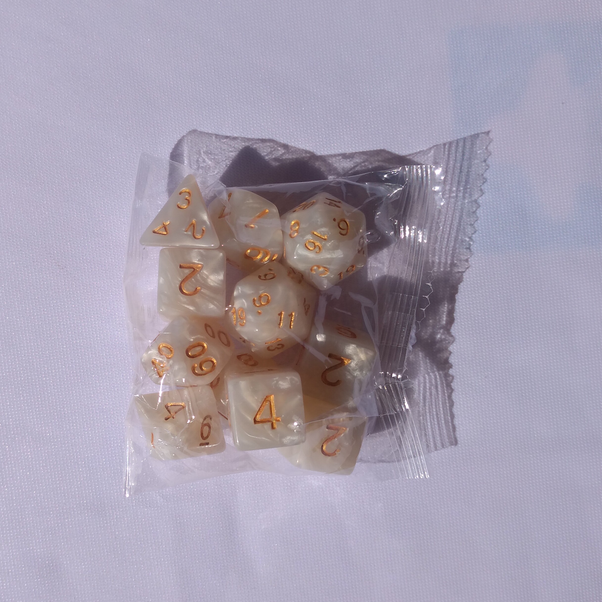 thumbnail secondaire #3 pour HDY-02 Lot de 11 Dés – Blanc nacré et or (en sachet)